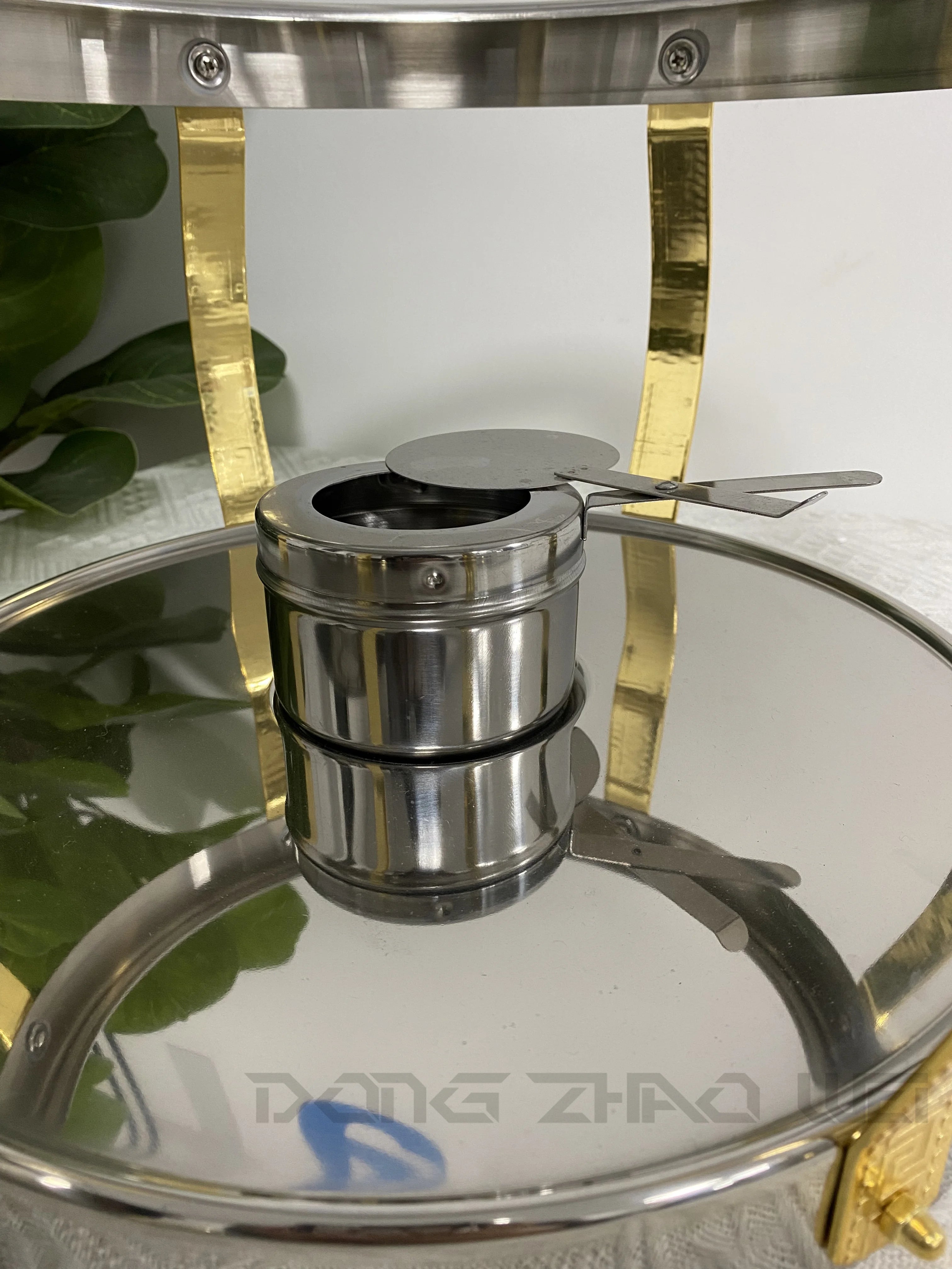 Lamp Post 6.0L stainless steel round chafing dish set with full-size pan, ideal for keeping food warm in commercial kitchens.