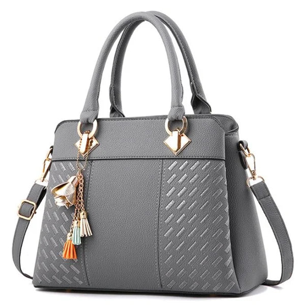 Black luxury women’s crossbody handbag by Lamp Post with sleek design and adjustable strap, measuring 31x14x23cm.