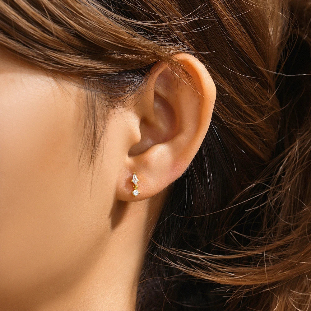 Lamp Post pierced stud earring for women, stylish and versatile jewelry suitable for parties or gift-giving.
