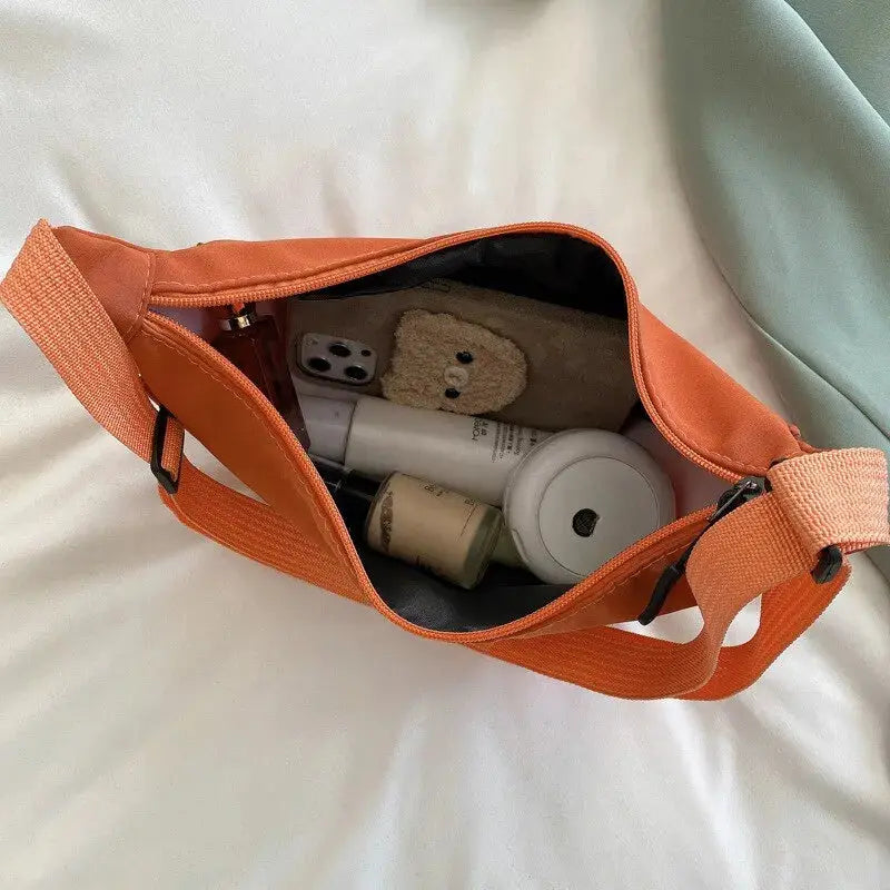 Green leather small handbag for women, classic shoulder bag with crossbody strap, stylish messenger bag for female fashion.