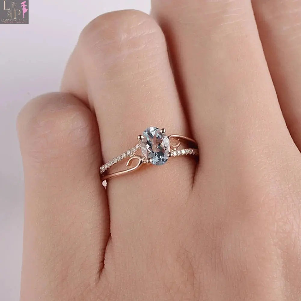 Gold aquamarine ring with a large gemstone, ideal as a gift for mom or wife, featuring elegant design and craftsmanship.