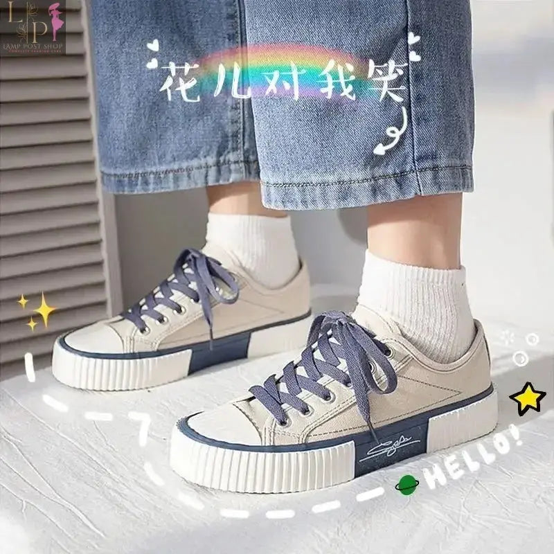 Women's white low-top canvas sneakers with lace-up design, breathable casual shoes featuring a soft vulcanized sole for comfort.