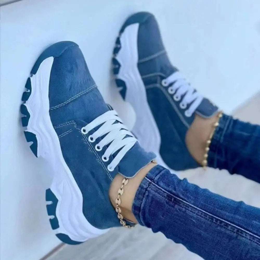 Pink women's canvas sneakers from 2023 with flat laces, casual sporty design, ideal for everyday wear.