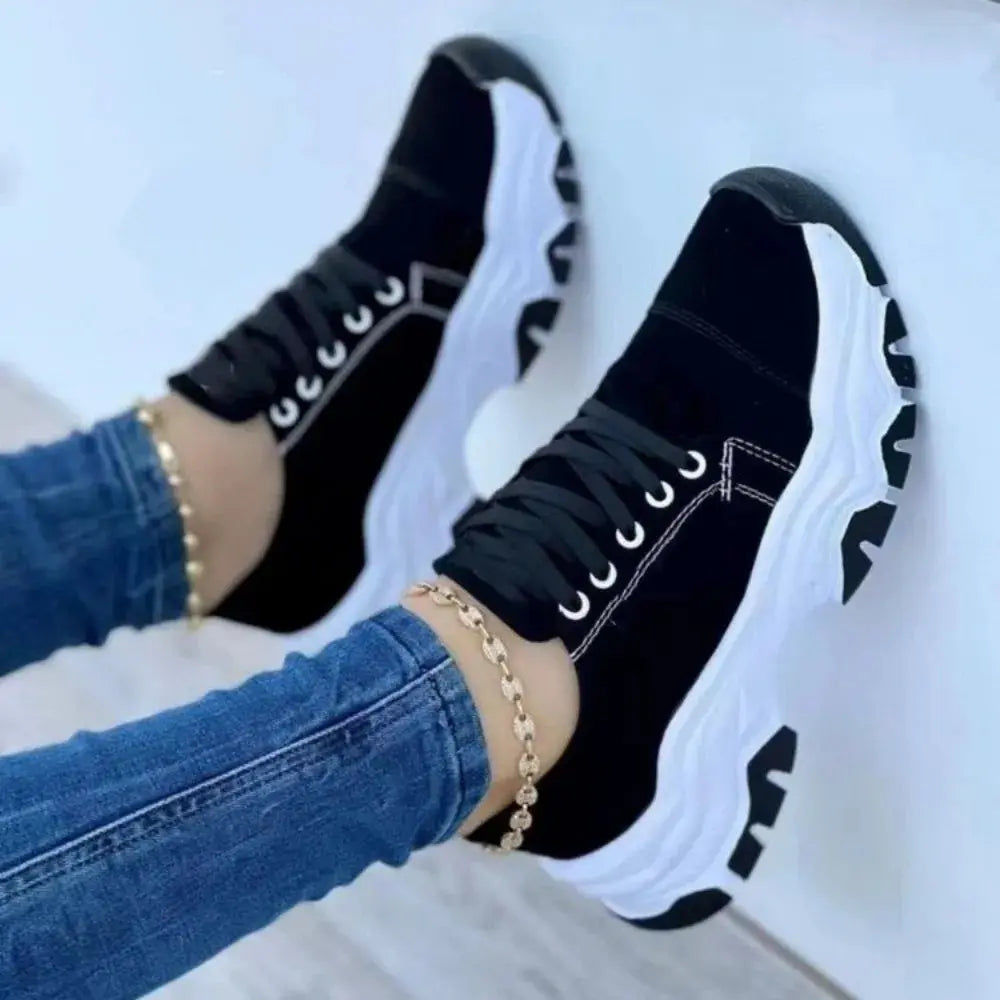 Pink women's canvas sneakers with flat laces, casual sport shoes for women, stylish and comfortable for everyday wear.