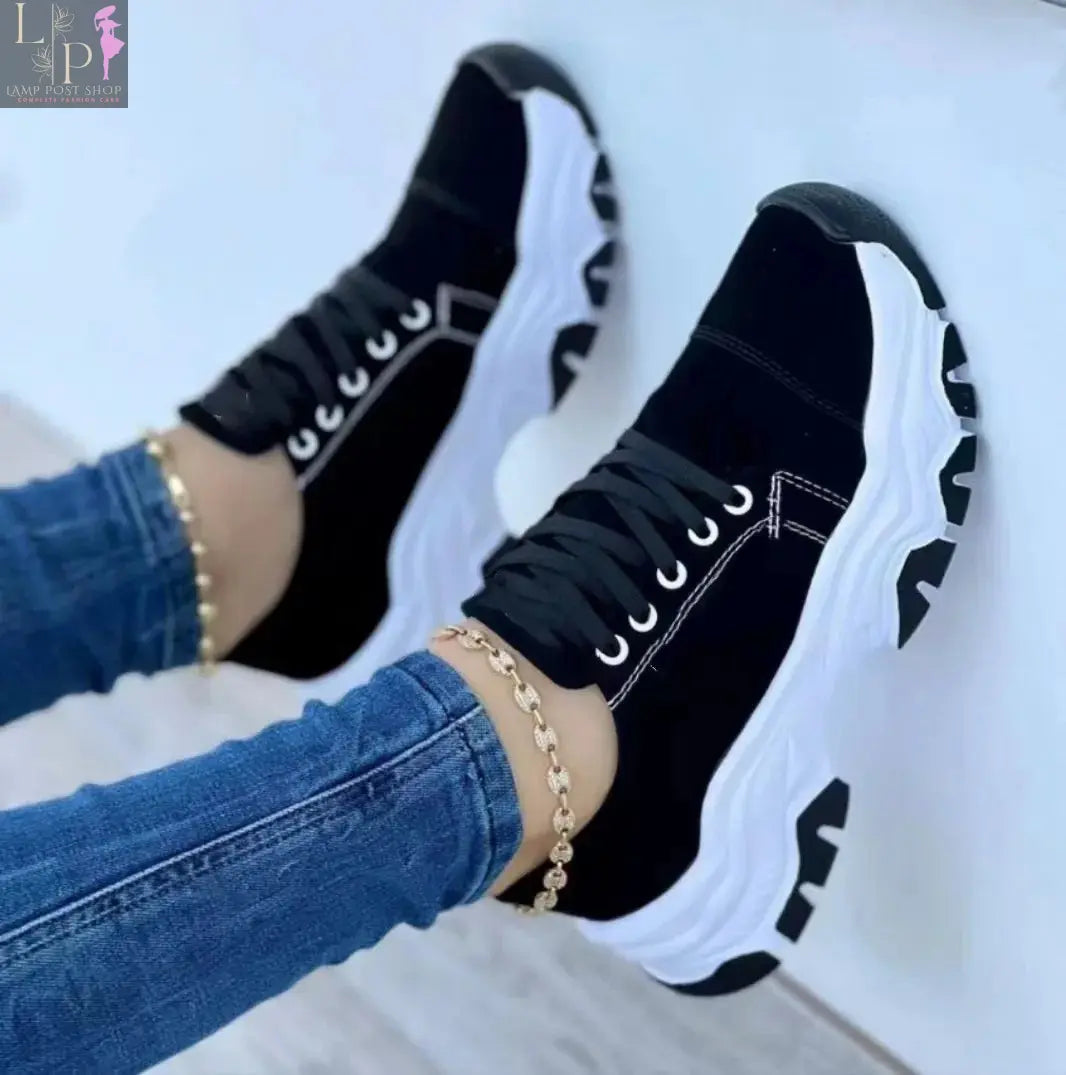 Pink women's canvas sneakers from 2023, casual sport shoes with flat laces, stylish and comfortable for everyday wear.